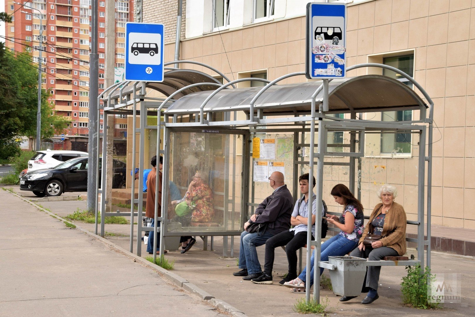 Время остановки общественного транспорта. Автобусная остановка. Автоюбусная остановка. Автобусная остановка в России. Остановка общественного траспорта.