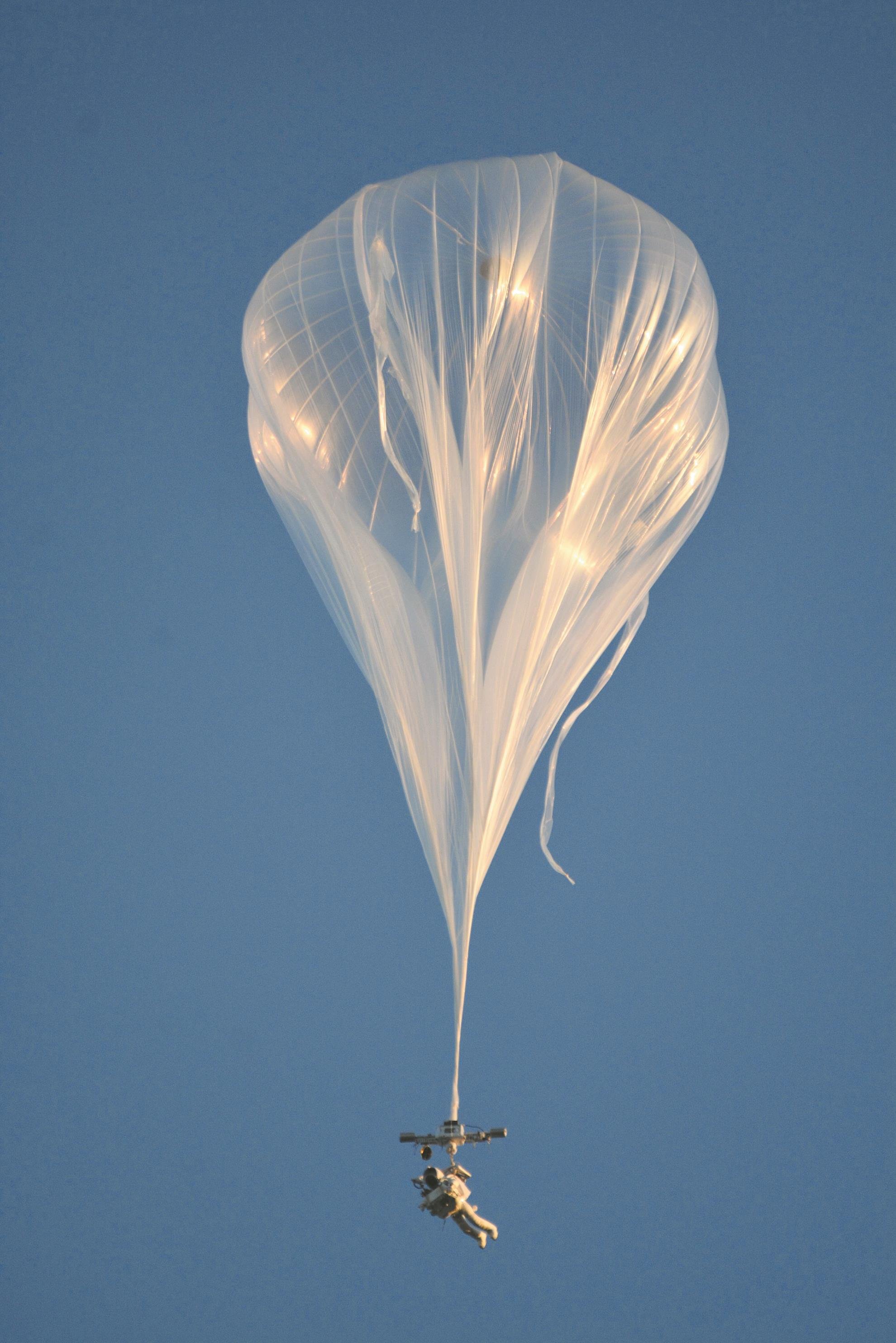 Воздушный шарик наполненный гелием взлетает в воздухе. Монгольфьер стратостат. Аэростат и стратостат. Стратостат ОСОАВИАХИМ-1.