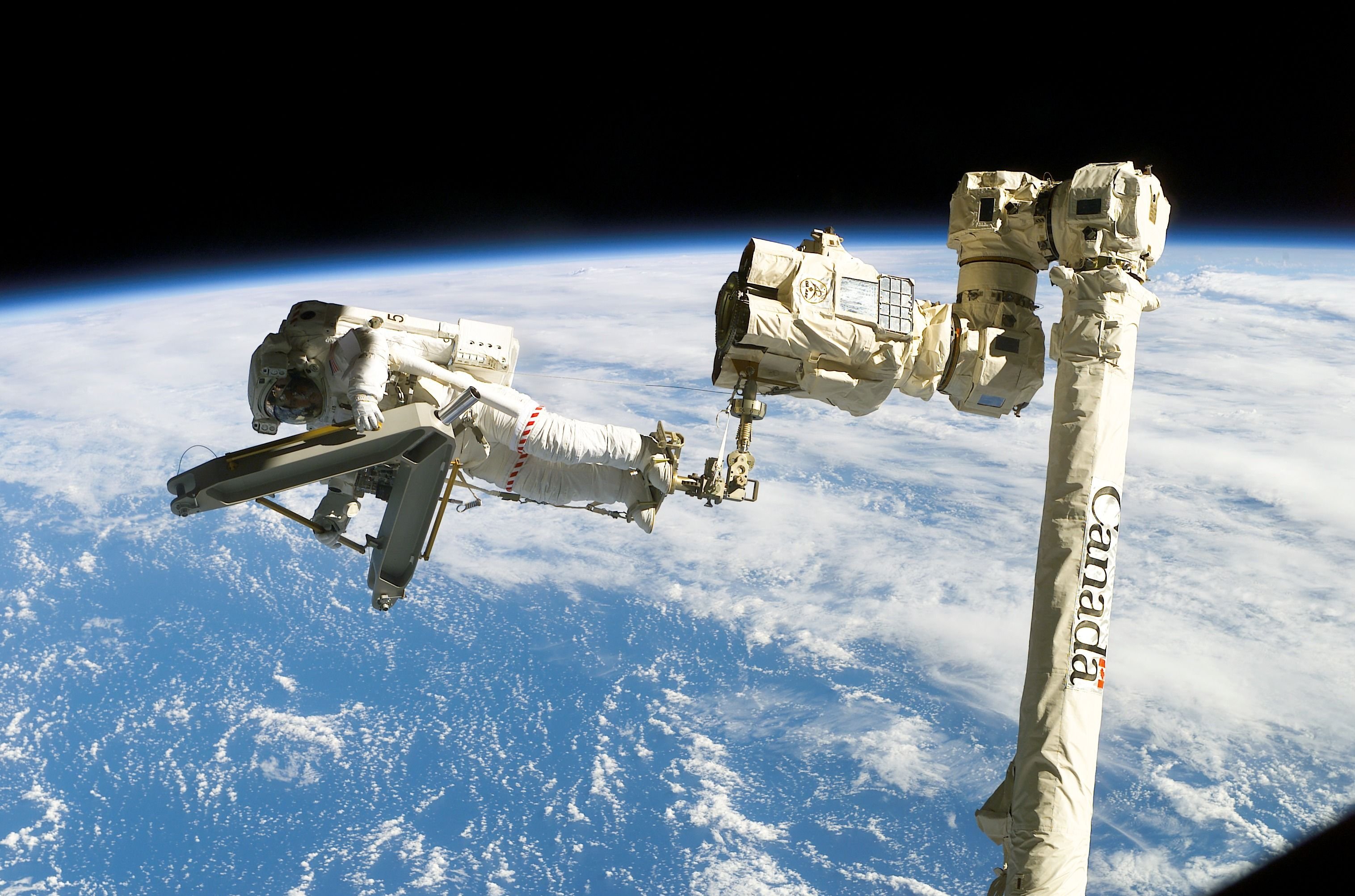 Раз стыковка а вокруг планеты. Манипулятор canadarm2. Canadarm 1. Космический манипулятор Canadarm. Космическая техника и космонавты.