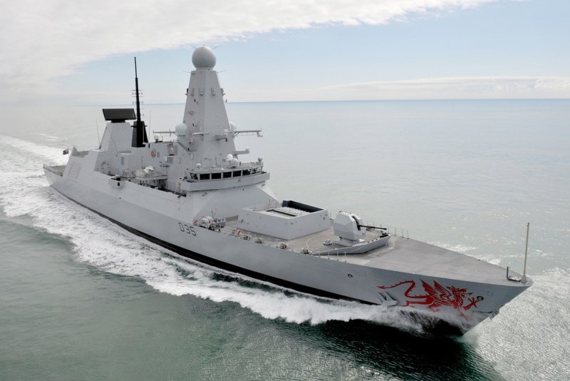 Эсминец HMS Dragon в черном море