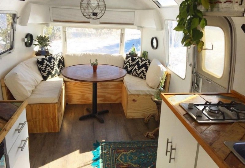 Прицеп дача Airstream внутри