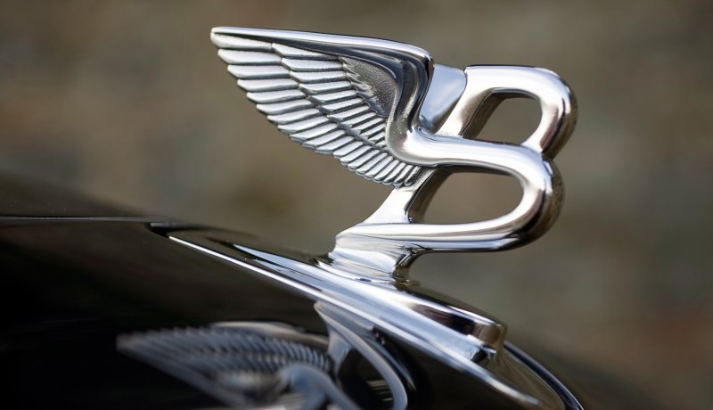 Значки Bentley и Астон Мартин
