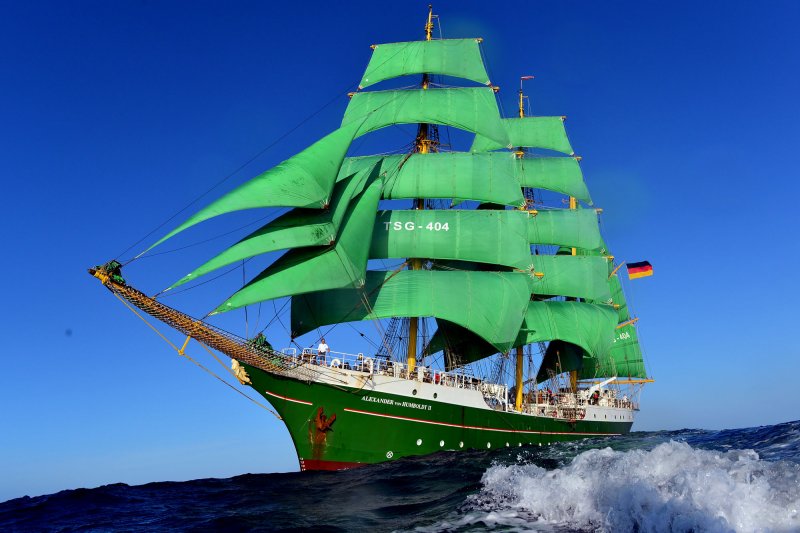 Цвет морской волны лодка
