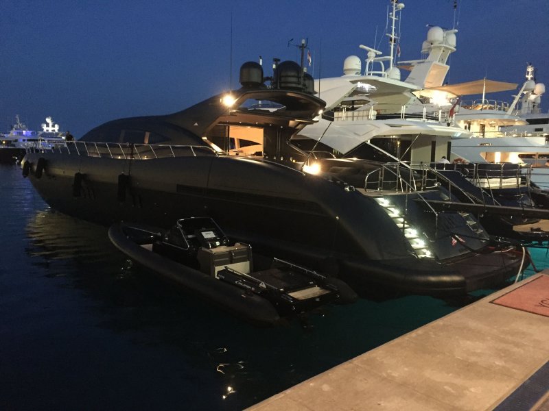 Яхты Mangusta Black