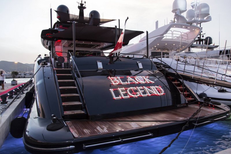 Яхта Mangusta 165 Black Legend