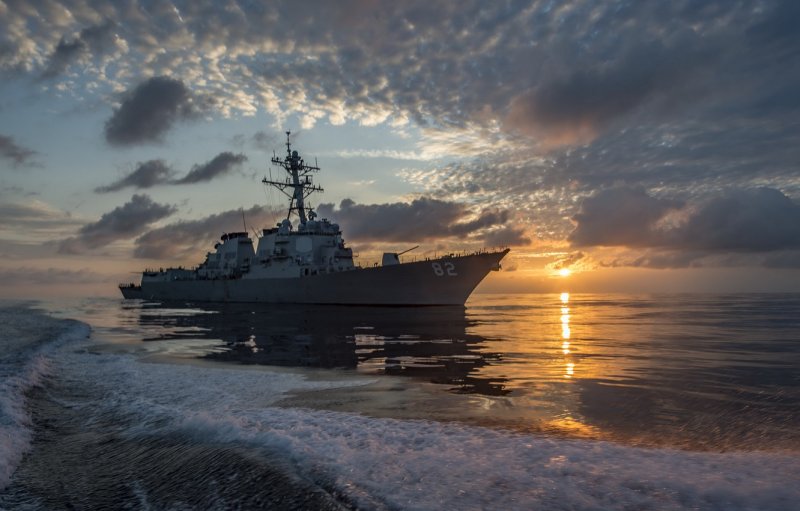Военный корабль в море
