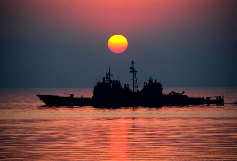 Военный корабль уходит в море