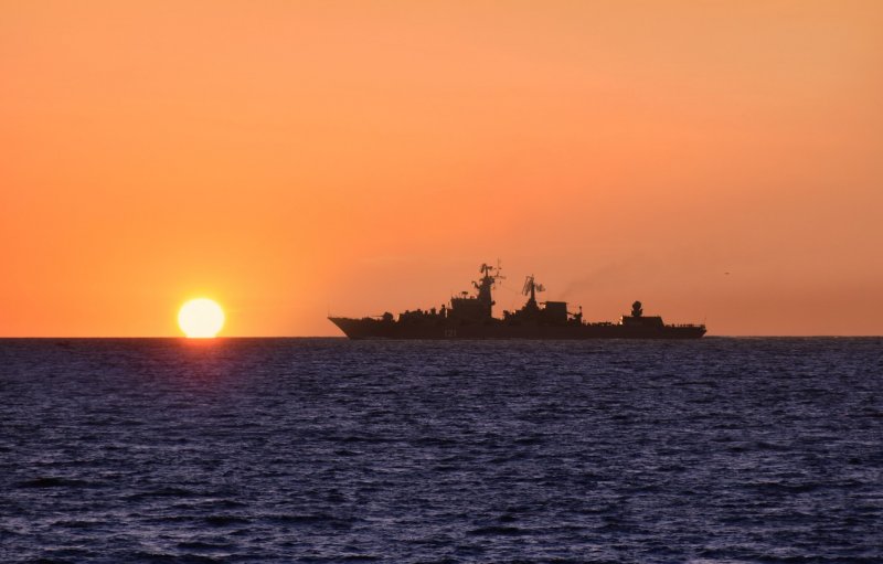 Фон моря и неба с авианосцем