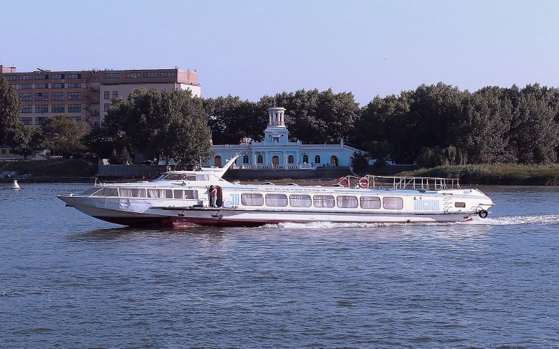 Катер на закате