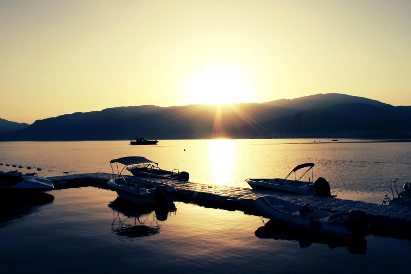 Моторная лодка в море