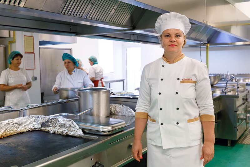 Повариха в школьной столовой