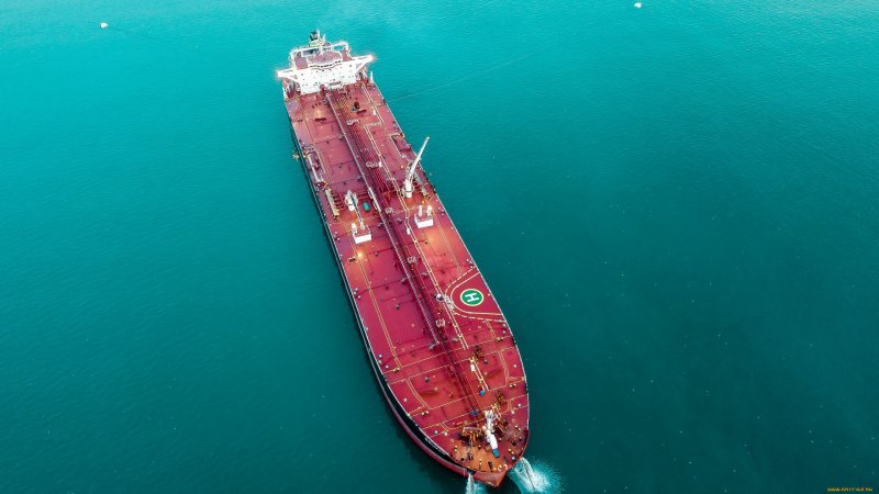 Палуба нефтеналивного танкера