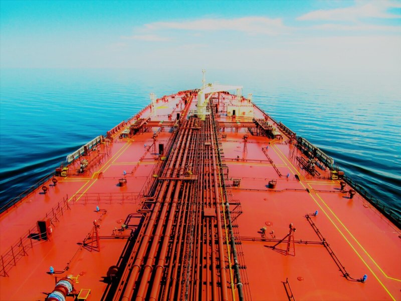 Палуба нефтеналивного танкера