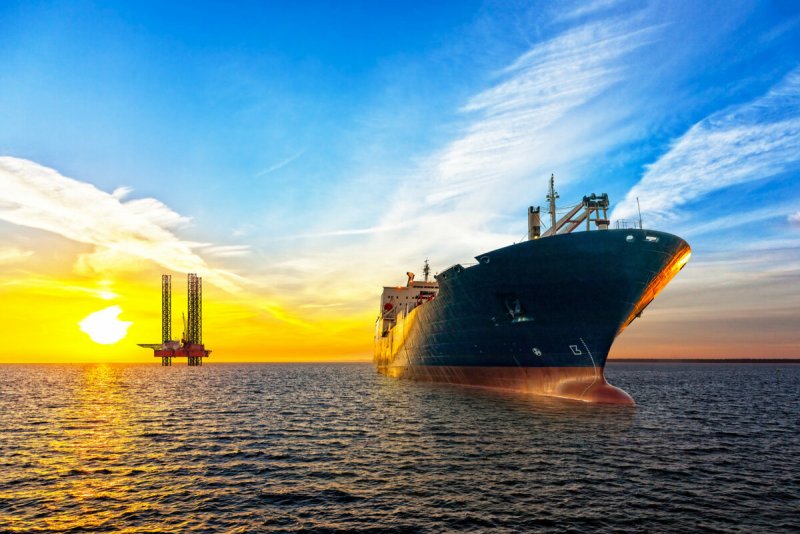 Нефтяной танкер в море Россия