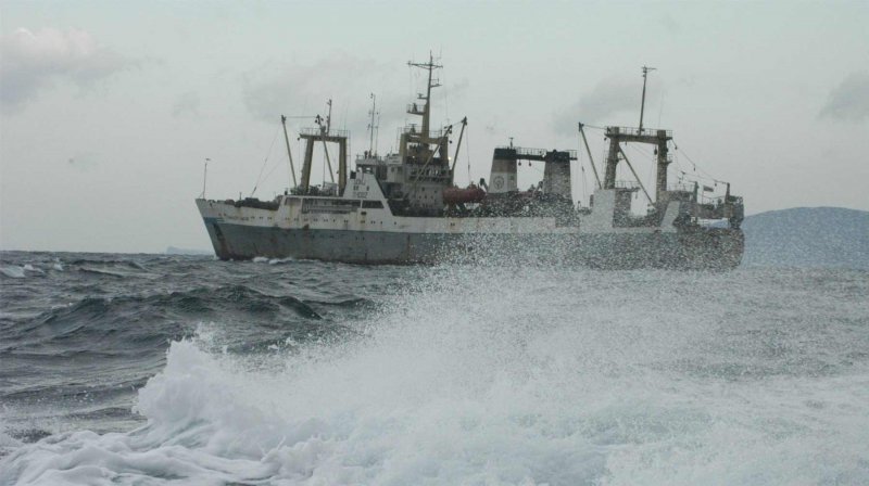Судно Охотское море
