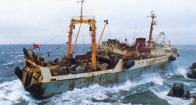 Судно Охотское море