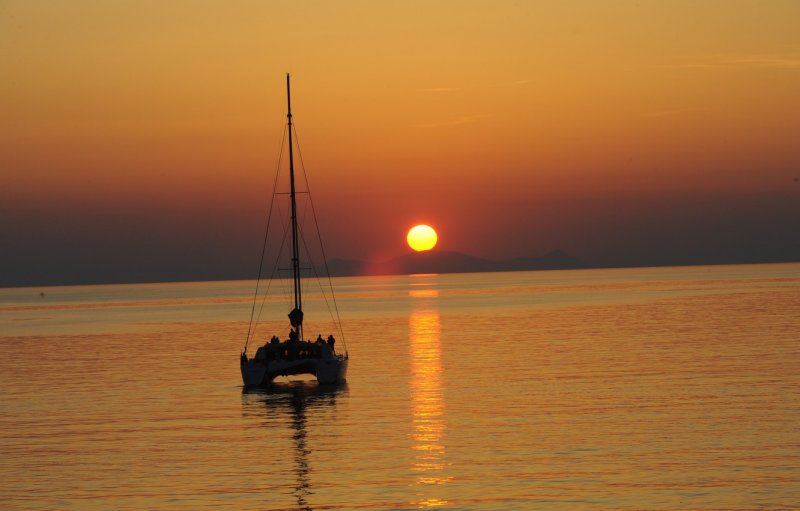 Catamaran Lagoon на закате