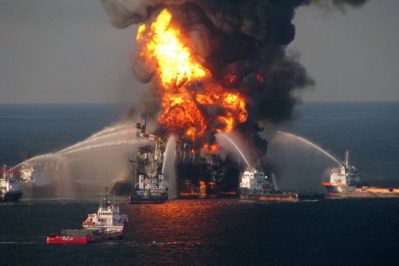 Взрыв платформы Deepwater Horizon