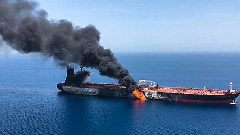 Разлив нефти танкер