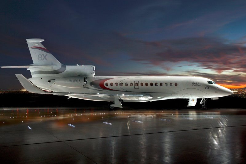 Бизнес Джет Falcon 8x
