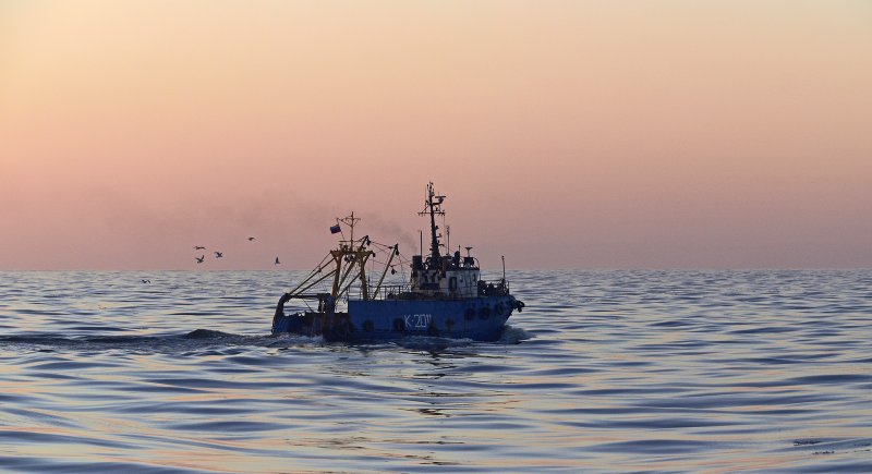 Рыболовецкое судно в море