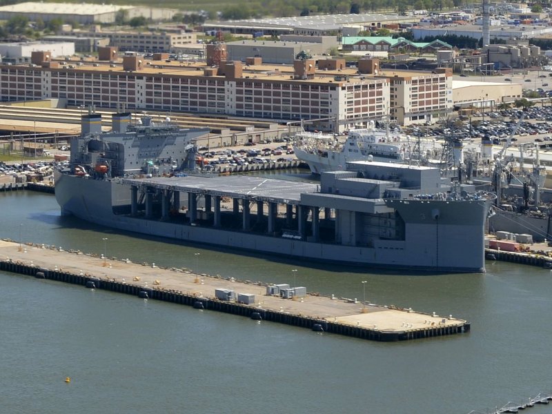Корабль ВМФ США USNS Lewis b. Puller