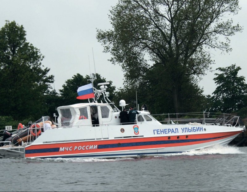 Море с катерами и кораблями