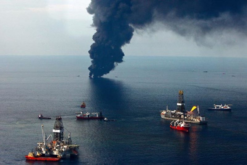 Взрыв нефтяной платформы Deepwater Horizon в мексиканском заливе