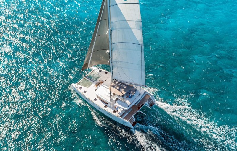 Яхта катамаран Lagoon 52