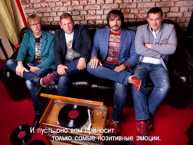 Человек толкает