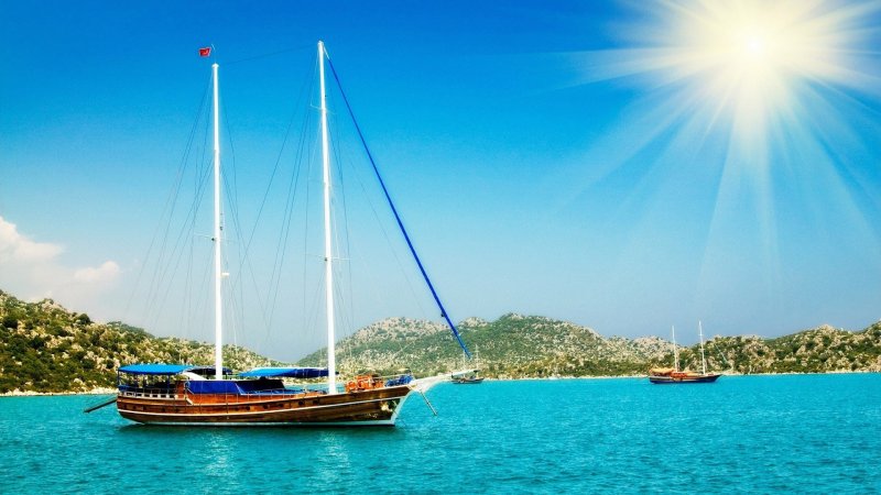 Яхта море горы