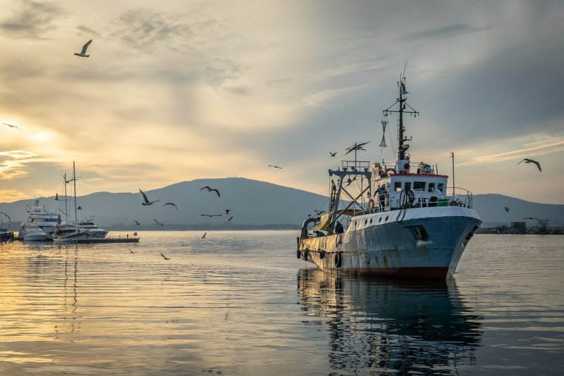 Судно Охотское море