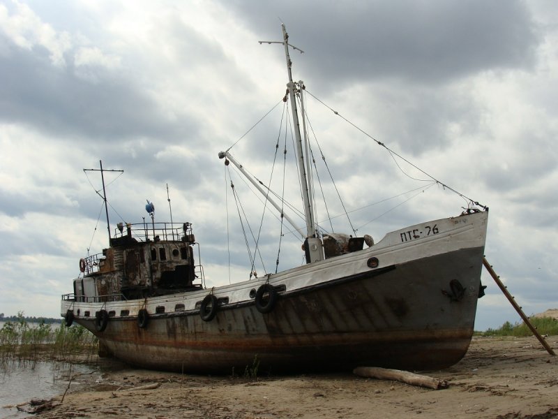 Рыболовецкое судно в море