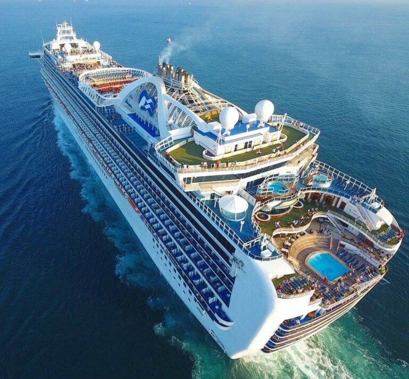 Круизный лайнер Diamond Princess