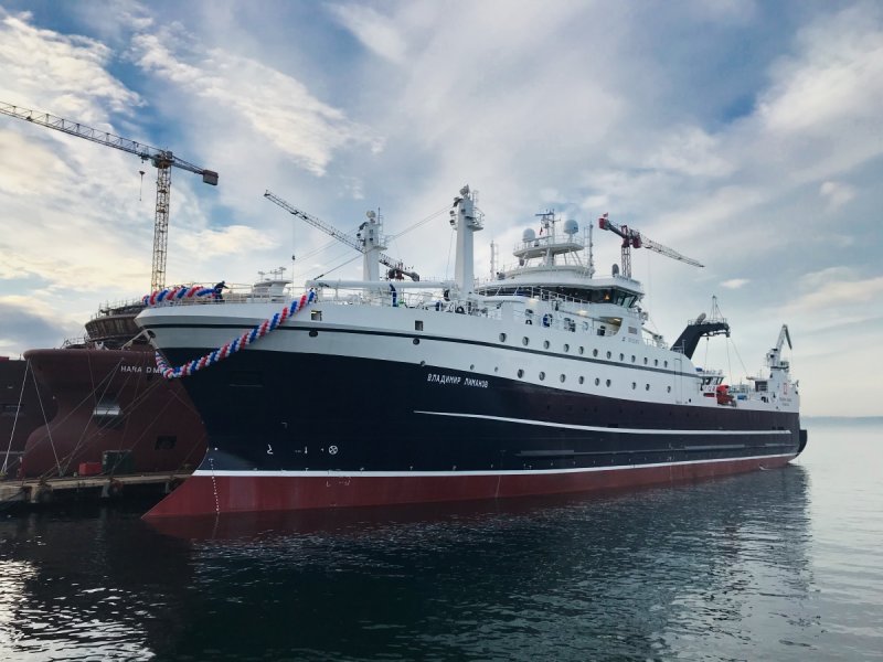 Рыболовецкий траулер Баренцево море