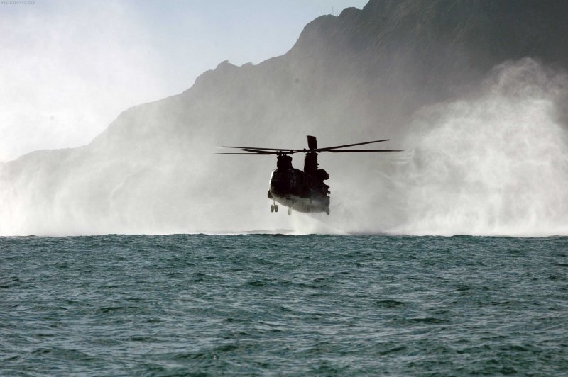 Военный вертолет на воде