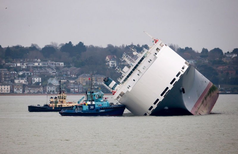 Крушение автовоза Hoegh Osaka