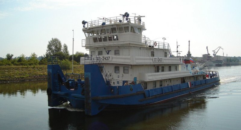 Теплоход толкач от-2400