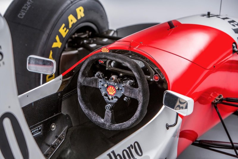 Руль болида f1