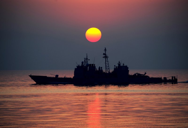 Военный корабль в море