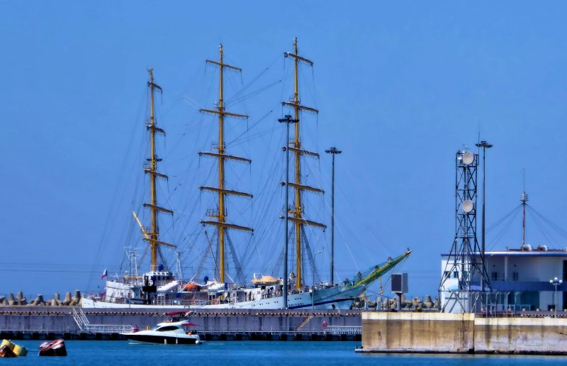 Парусник на рейде фото