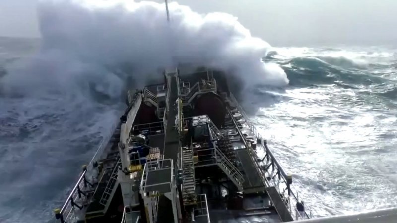 Военные корабли в шторм Баренцевом море