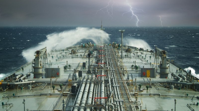 Нефтяной танкер шторм