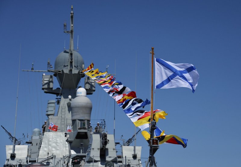 Флаг ВМФ РФ на корабле