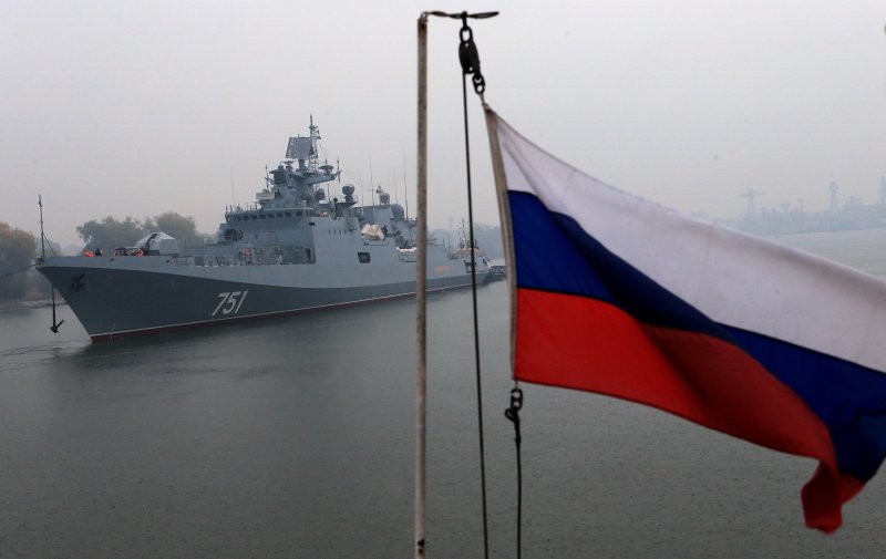 Флаг России на корабле