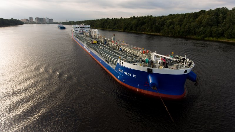 Танкер с нефтью