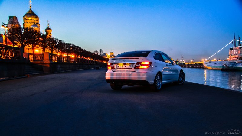 Авто на фоне Москвы