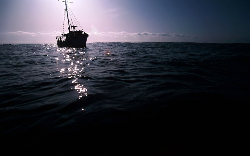 Корабль в ночном море