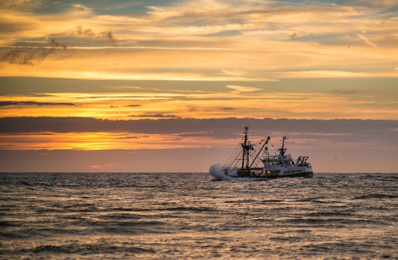 Рыболовецкий корабль в море