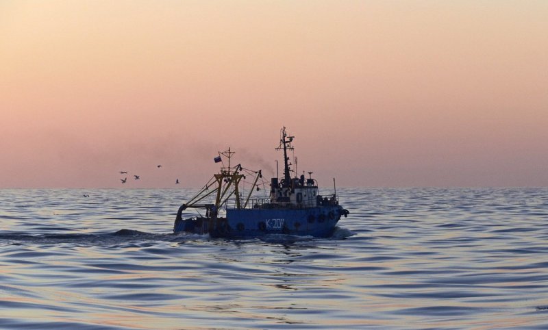 Судно Охотское море
